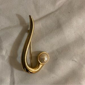 Elegant Gold Brooch with Pearl Accent